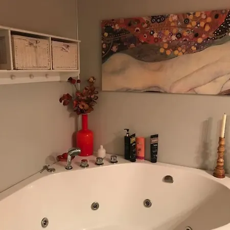 Charming With Private Patio Lejlighed *