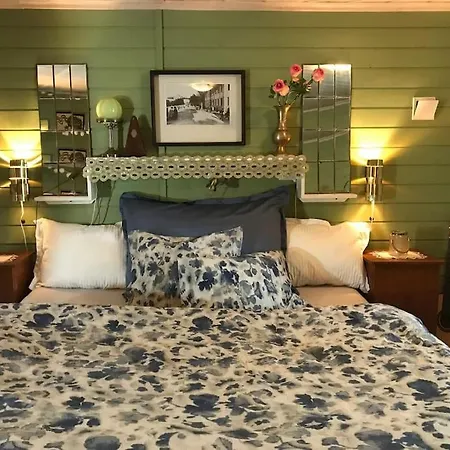 Charming With Private Patio *